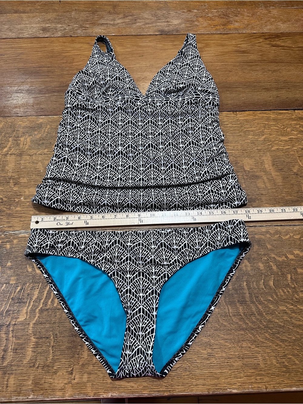 Title Nine sz large  Black & White Geometric Tankini with Bright Blue Lined